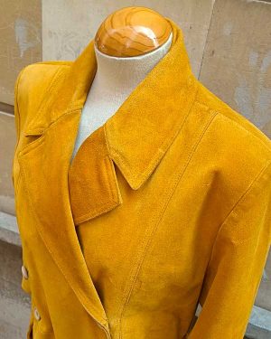 Tres cuartos de ante mostaza