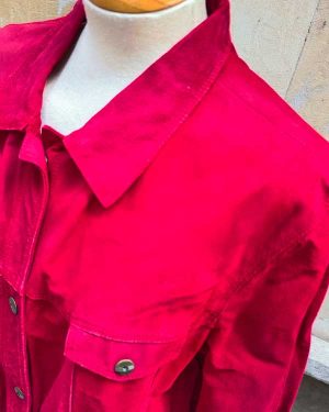 Sobre camisa de ante rojo cereza