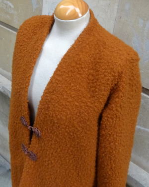 Chaqueta de modistería en buclé color caramelo 1980s toffee brown curled bespoke jacket