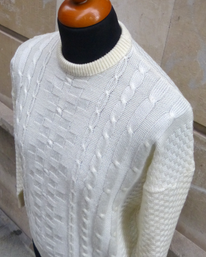 Jersey vintage de ochos color blanco roto tendencia Pantone 2026 Cloud Dancer off white cable knit sweater